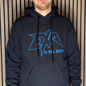 Hans trägt unseren schwarzen Hoodie mit blauem Text